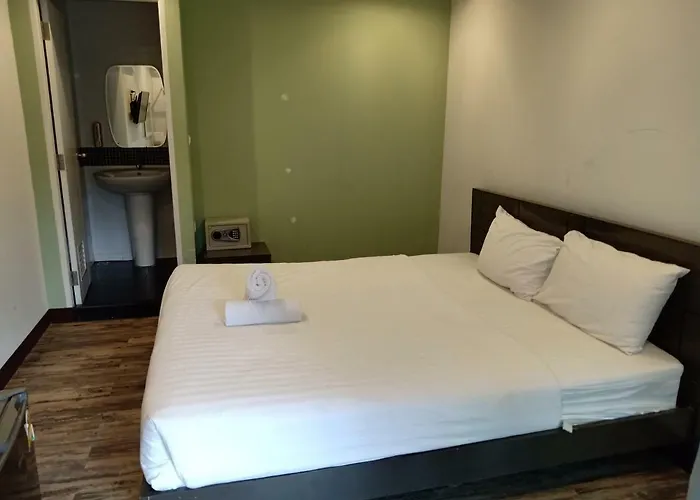 M - Mrt Huai Khwang Resort 3*